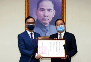 朱立倫 ▲國民黨主席朱立倫今日在中央評議委員會議主席團主席曾永權(右)手中接下當選證書。(圖/國民黨文傳會提供)