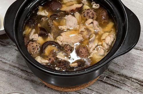 ▲許多家庭晚餐桌上也開始必備熱湯，其中「剝皮辣椒雞湯」也成為選多老饕的首選，但究竟該怎樣才能煮出美味的剝皮辣椒雞，也成為許多婆媽遇到難題。（示意圖／記者 郭佩蓉 攝）