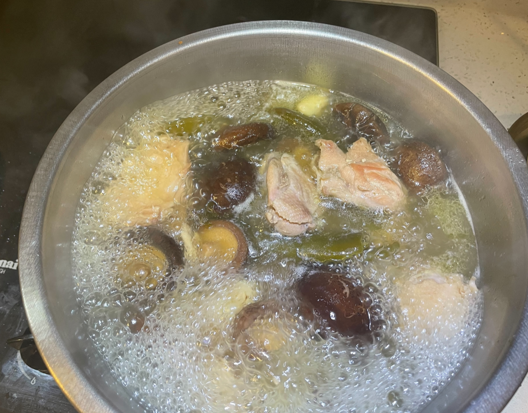 ▲「香菇雞湯」在台灣家庭中時常見的湯品，但要煮得美味又不油膩其實也十分考驗婆媽的廚藝。（示意圖／記者 郭佩蓉 攝）