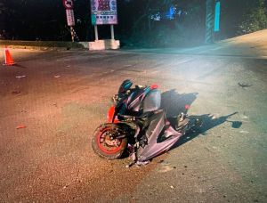 張姓男子騎乘之機車 ▲張姓男子所騎的機車則因撞擊力道太大,車頭車身幾乎全毀。(圖/記者李春台翻攝)