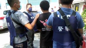養豬場同事嫌隙談判不合開槍 里港警火速破案逮人 ▲里港警方逮捕楊姓嫌犯於現場詢問案發過程。(圖/屏東縣警察局里港分局提供, 2021.10.05)