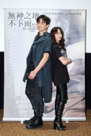 ▲鄭元暢（左）、柯佳嬿演「神」先向雲門舞集拜師，練劈腿拉筋。（圖／三鳳製作）