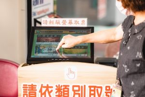 ▲振興券及高雄券首波使用即面臨國慶連假,高市府特別將原訂10月8日才配發高雄券,也提前至今天受理領取作業,讓大家可以有更多的預備時間。(圖/截自史哲臉書) ▲振興券及高雄券首波使用即面臨國慶連假,高市府特別將原訂10月8日才配發高雄券,也提前至今天受理領取作業,讓大家可以有更多的預備時間。(圖/截自史哲臉書)
