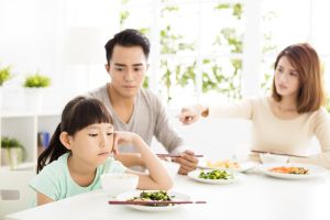 ▲有時吃頓飯就像一場戰爭。（圖／Shutterstock）