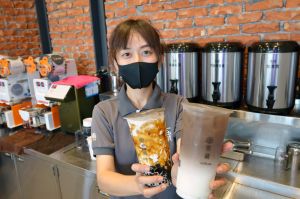 75年次的李立安創業開茶飲店,一圓創業夢 ▲75年次的李立安創業開茶飲店,一圓創業夢(圖/勞動部雲嘉南分署提供)