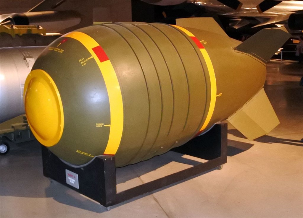 ▲美國國務院4年來首度公布核彈頭數量，創冷戰以來新低。圖為美國1950年代製作的核彈。（圖／翻攝自維基百科）