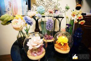 洪淑貞創作-蜂蠟花 ▲洪淑貞創作的蜂蠟花作品。(圖/記者李春台攝)