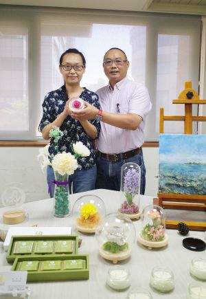 洪淑貞夫婦 ▲桃園市青年局青年職人工作坊將於 10 月 22 日開課,有興趣學習蜂蠟花的民眾可上青年局網站報名。(圖/桃園市青年局提供)