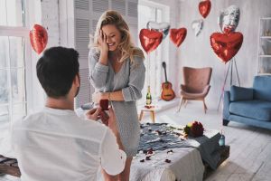 ▲在日常生活中想製造浪漫時,一定要慎重考慮可行性和安全性。(圖/Shutterstock) ▲在日常生活中想製造浪漫時,一定要慎重考慮可行性和安全性。(圖/Shutterstock)