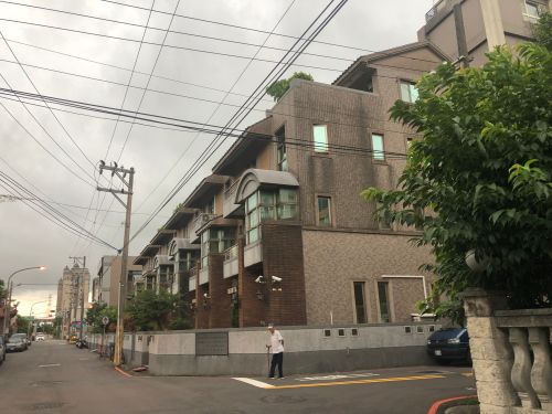 住連棟透天狂聽鄰居噪音!他困惑「為何不留縫隙」 關鍵因素曝光