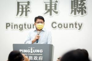 社會關切高樹案 縣長潘孟安親說明轉達潘女感謝之意 ▲潘孟安表示,潘小妹目前由醫院社工安排諮商外,未來出院後屏縣府將由衛生局、社會處等單位持續追蹤,並安排心理諮商關懷,關心家庭狀況協助傷者盡早走出陰霾。(圖/屏東縣政府提供, 2021.10.06)