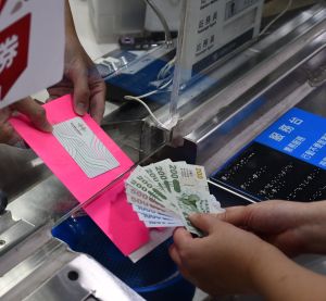 ▲民眾可持振興五倍券到高雄捷運公司各站服務台兌換180天無限搭乘捷運卡。(圖/記者黃守作攝,2021.10.06) ▲民眾可持振興五倍券到高雄捷運公司各站服務台兌換180天無限搭乘捷運卡。(圖/記者黃守作攝,2021.10.06)