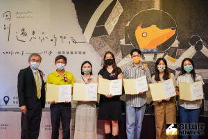 國際插畫家聯展登場 疫情下用插畫療癒你我心靈 ▲文資局長陳濟民頒發感謝狀給參展的國內外知名插畫家。(圖/記者金武鳳攝,2021.10.6)