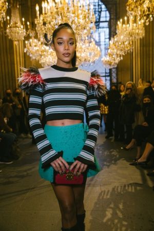【個人意見】2022春夏巴黎時裝周名人 ▲Laura Harrier。(圖/Vogue)