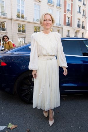 【個人意見】2022春夏巴黎時裝周名人 ▲GillianAnderson。(圖/Vogue)