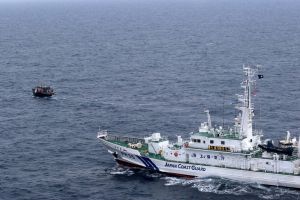 ▲圖為日本海上保安廳巡邏艇驅離北韓漁船畫面。（圖／美聯社／達志影像）