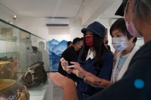 江蕙現身國立傳統藝術中心的宜蘭傳藝區。(圖/全聯善美的文化藝術基金會提供) ▲江蕙現身國立傳統藝術中心的宜蘭傳藝區。(圖/全聯善美的文化藝術基金會提供)