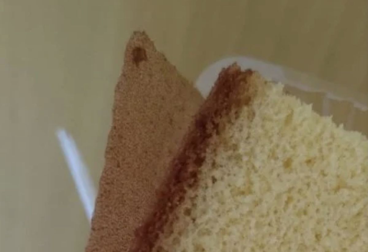▲愛吃蜂蜜蛋糕的你，肯定都知道，蛋糕體的底部都會有一層透明的紙，究竟那層紙到底能不能吃呢。（圖/Dcard）