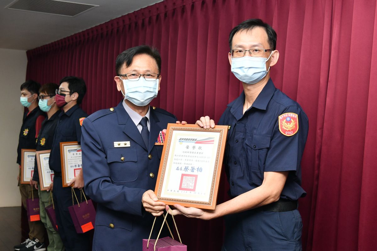 ▲中警協助防疫有功，台中市察警局共有15人獲「防疫楷模」表揚。(圖/記者鄧力軍翻攝)