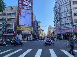 ▲新物街頭出現創意看板，力挺新竹市長林智堅倡議的大新竹合併升格議題。（竹科媽媽吳小姐提供）