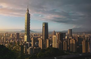 ▲房價不斷上漲,不少人擔心現在不買,日後更買不起,對此,「包租公律師」蔡志雄就強調買房要注意「寧買小,不買遠」。(示意圖/取自unsplash) ▲房價不斷上漲,不少人擔心現在不買,日後更買不起,對此,「包租公律師」蔡志雄就強調買房要注意「寧買小,不買遠」。(示意圖/取自unsplash)