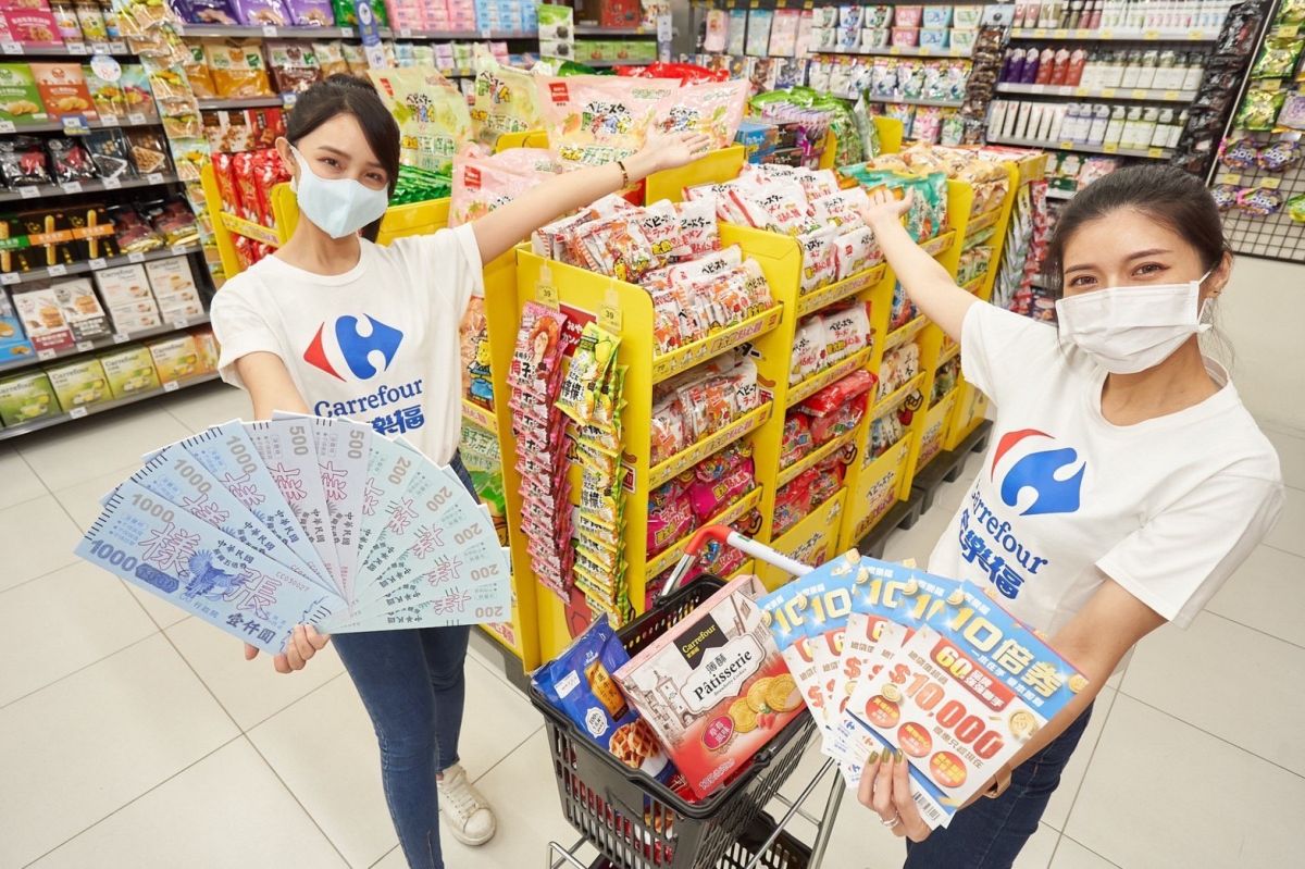 ▲店家注意!紙本振興五倍券自10月15日開始兌領,有4大事項要注意。(示意圖/資料照,家樂福提供)