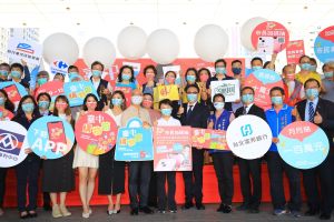 楊勇緯代言台中購物節 盧秀燕公布市民限定獎 ▲台中購物節10月10日至12月9日,搭配中央振興券的發放,市府推出超過3億元現金獎項、逾6萬個紅包,加上1戶千萬好宅(圖/柳榮俊攝2021.10.7)