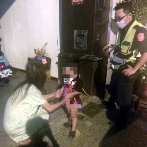 幼童溜出門 屏東警巡邏發現協助返家 ▲屏東警分局警員緊牽著男童挨家逐戶詢問周邊店家及鄰居是否認識男童家人時,迷途男童的祖母正在焦急地尋找男童終於找到,家屬對警方感到萬分感謝。(圖/記者黃正忠翻攝)