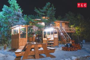 ▲《一起造鄉村》的露天廚房有村民自己做的野餐桌、自己砌的磚灶。(圖/TLC) ▲《一起造鄉村》的露天廚房有村民自己做的野餐桌、自己砌的磚灶。(圖/TLC)