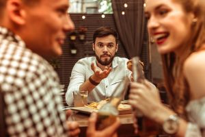 ▲大家同桌用餐時,兩個人你一口、我一口的互相餵飯,真會讓人想大喊「別人也在吃飯啊!」(圖/Shuttershock) ▲大家同桌用餐時,兩個人你一口、我一口的互相餵飯,真會讓人想大喊「別人也在吃飯啊!」(圖/Shuttershock)