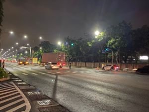 ▲小港區沿海路緊鄰高雄港、工業區,每年超過一千萬個貨櫃車往返,為國內重車流量最大的市區道路,影響周邊道路品質及交通安全。(圖/高市警局小港分局提供) ▲小港區沿海路緊鄰高雄港、工業區,每年超過一千萬個貨櫃車往返,為國內重車流量最大的市區道路,影響周邊道路品質及交通安全。(圖/高市警局小港分局提供)
