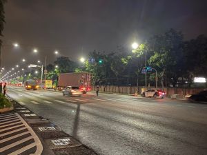 ▲小港區沿海路緊鄰高雄港、工業區，每年超過一千萬個貨櫃車往返，為國內重車流量最大的市區道路，影響周邊道路品質及交通安全。(圖／高市警局小港分局提供）