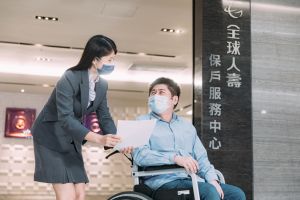 業配 ▲全球人壽為減少數位落差現象,臨櫃服務人員積極向保戶推廣與宣導數位化服務使用方法。(圖/全球人壽提供)