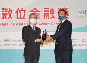 中信金控旗下中信銀行以勞工紓困貸款全程數位化的線上申貸服務,奪下「數位普惠」金質獎,由金管會主委黃天牧(左)頒獎,中信金技術長賈景光資深副總經理(右)代表受獎。(圖/中信金提供) ▲中信金控旗下中信銀行以勞工紓困貸款全程數位化的線上申貸服務,奪下「數位普惠」金質獎,由金管會主委黃天牧(左)頒獎,中信金技術長賈景光資深副總經理(右)代表受獎。(圖/中信金提供)