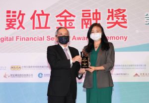 中信金控旗下中信銀行致力整合金融服務與生活場景,首屆「2021數位金融獎」於「數位轉型典範」、「數位業務優化」、「數位創新」、「數位資訊安全」項目榮獲優質獎,由中信銀行數位平臺經營處處長何慶媛副總經理(右)代表領獎。(圖/中信金提供) ▲中信金控旗下中信銀行致力整合金融服務與生活場景,首屆「2021數位金融獎」於「數位轉型典範」、「數位業務優化」、「數位創新」、「數位資訊安全」項目榮獲優質獎,由中信銀行數位平臺經營處處長何慶媛副總經理(右)代表領獎。(圖/中信金提供)