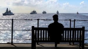 英國揪團南海行動　航艦打擊群指揮官釋悠閒觀海照
