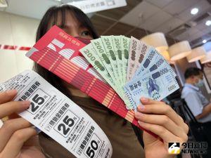 ▲五倍券領取首日,不少民眾一早就到超商排隊。(圖/朱啓瑜拍攝) ▲五倍券領取首日,不少民眾一早就到超商排隊。(圖/朱啓瑜拍攝)