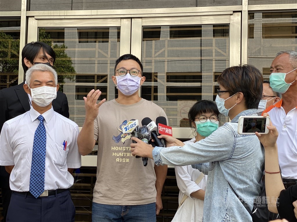 ▲太陽花學運攻占行政院案，魏揚（前左2）等人涉煽惑他人犯罪遭起訴，一審無罪，二審改判有罪，經最高法院撤銷發回後，台灣高等法院更一審8日判決公訴不受理。（圖/中央社）
