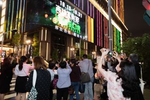 ▲義享時尚廣場總經理林俊昇熱情歡迎市民朋友共襄盛舉。(圖/高雄市電影館提供) ▲義享時尚廣場總經理林俊昇熱情歡迎市民朋友共襄盛舉。(圖/高雄市電影館提供)