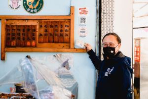 ▲史哲開500元買午餐請客,立馬拿到2張面額50元的高雄券,他開心的自問會不會是第一個拿到高雄券的!並且要先典藏一張起來。(圖/截自史哲臉書) ▲史哲開500元買午餐請客,立馬拿到2張面額50元的高雄券,他開心的自問會不會是第一個拿到高雄券的!並且要先典藏一張起來。(圖/截自史哲臉書)