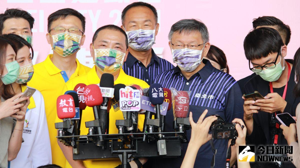 ▲台北市長柯文哲8日上午與新北市長侯友宜同台,參加雙北全運聖火傳遞活動,活動後兩人也一同接受媒體訪問。(圖/記者丁上程攝,2021.10.08)
