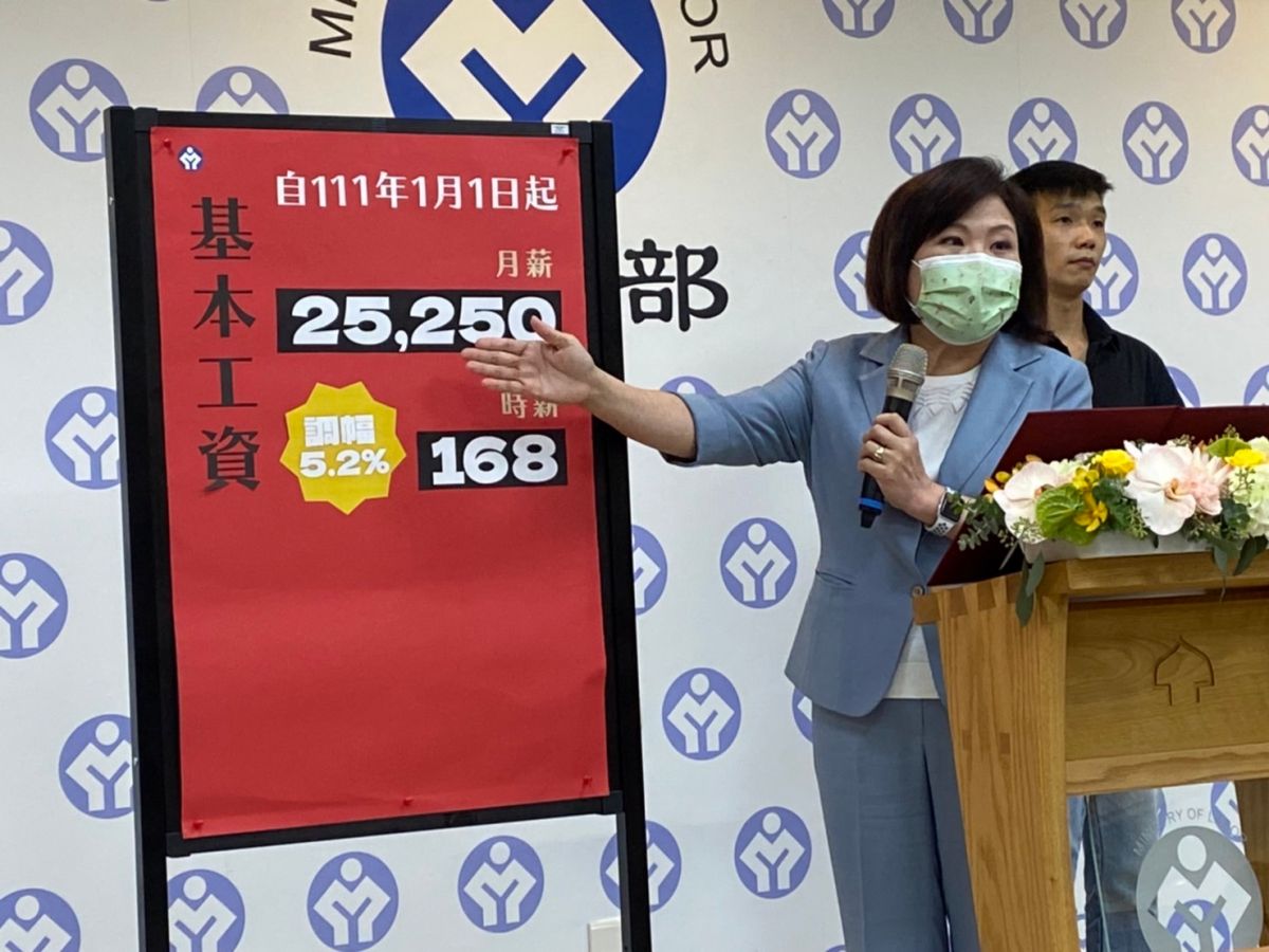 ▲勞動部部長許銘春宣布,自111年1月1日起,每月基本工資調整至2萬5250元。(圖/記者賴志昶攝)