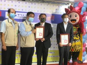 黃偉哲致贈感謝狀予札幌藥妝及台南大遠百,感謝企業的無私愛心 ▲黃偉哲致贈感謝狀予札幌藥妝及台南大遠百,感謝企業的無私愛心(圖/記者林怡孜攝,2021,10,08)