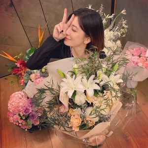賈靜雯 ▲賈靜雯生日收到廠商贈送鮮花,被一堆花海包圍。(圖/賈靜雯IG)