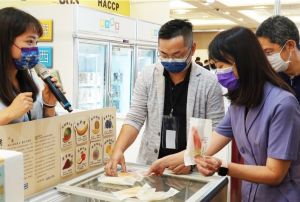 ▲經濟部商業司司長蘇文玲(右)於展區和業者(冰菓手作冰棒)互動。(圖/資料照片)