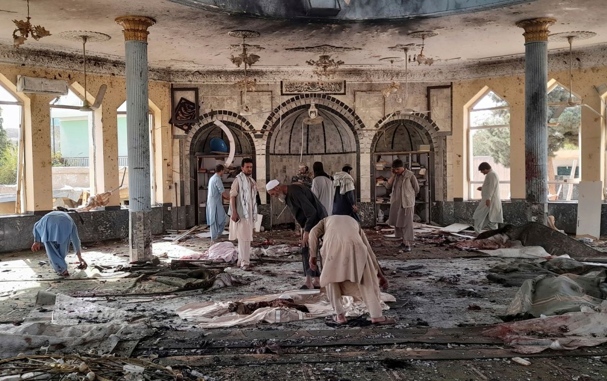 ▲阿富汗昆都茲市（Kunduz）一座什葉派清真寺8日遭自殺炸彈攻擊，造成數十人喪命，「呼羅珊伊斯蘭國」（Islamic State-Khorasan,IS-K）宣稱犯案。（圖／美聯社／達志影像）