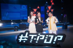 ▲彭佳慧(中)順利地在疫情前發片,右為黃子佼,左為趙岱新。(圖/TVBS提供) ▲彭佳慧(中)順利地在疫情前發片,右為黃子佼,左為趙岱新。(圖/TVBS提供)