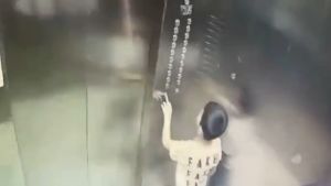 ▲中國安徽本月6日發生一名男童因搭電梯尿急，於是朝著電梯操作面板「解放」，結果卻炸出一團火球。（圖／AP美聯社／Viral Press）