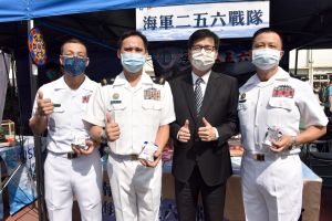 ▲市長陳其邁今天上午出席登艦儀式後受到官兵們熱烈歡迎。(圖/高市府提供) ▲市長陳其邁今天上午出席登艦儀式後受到官兵們熱烈歡迎。(圖/高市府提供)