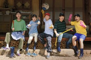 ▲《機智醫生》鄭敬淏(左起)、田美都、曹政奭、柳演錫、金大明再相聚,展開1日3餐的山村生活。(圖/愛奇藝國際站、friDay影音) ▲《機智醫生》鄭敬淏(左起)、田美都、曹政奭、柳演錫、金大明再相聚,展開1日3餐的山村生活。(圖/愛奇藝國際站、friDay影音)